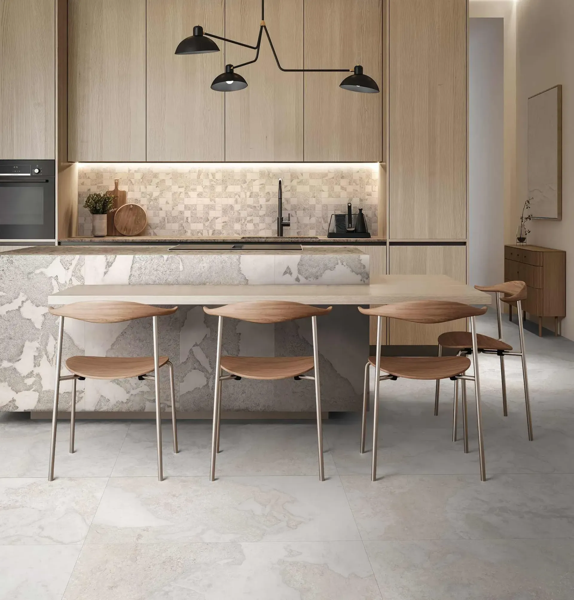 Cocina moderna con gabinetes de madera, encimeras de mármol, mesa y sillas de comedor y lámpara negra.