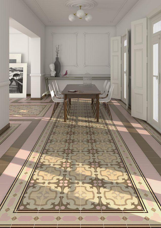 Largo pasillo con suelo de baldosas estampadas, mesa y sillas de madera. Predominan los colores rosa pálido y beige.