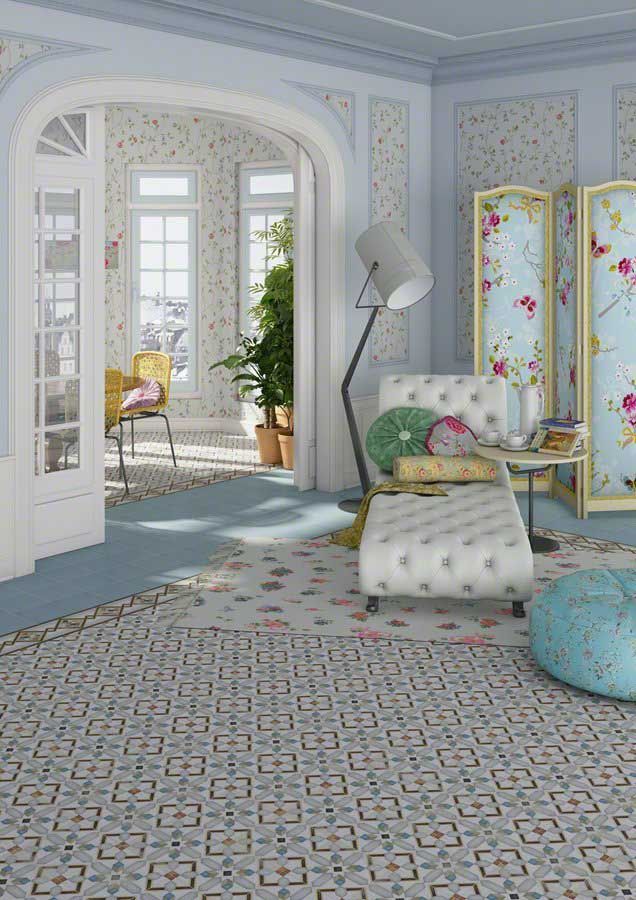 Acogedora habitación con suelo de baldosas con estampado floral, diván y biombo; paredes y arco de color azul claro.