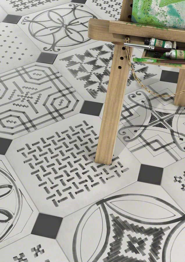 Pata de caballete de madera sobre baldosas de suelo estampadas: diseños geométricos en blanco y negro.