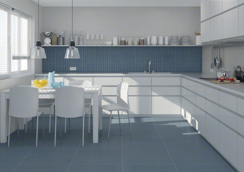 Cocina blanca moderna con salpicadero de azulejos azules y mesa de comedor.