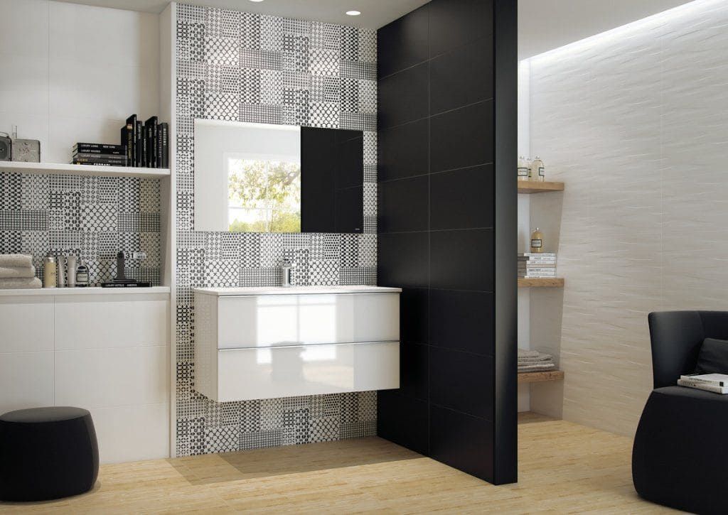 Baño moderno con decoración en blanco y negro: tocador, revestimiento de pared estampado, mampara negra, estanterías y suelo de madera.