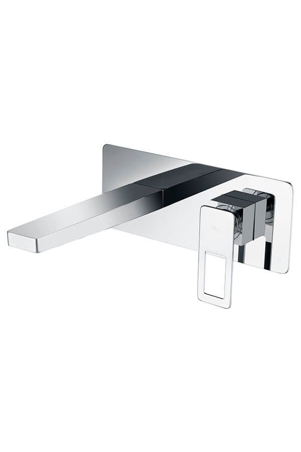 Grifo cromado de pared con caño rectangular y maneta cuadrada con recorte.