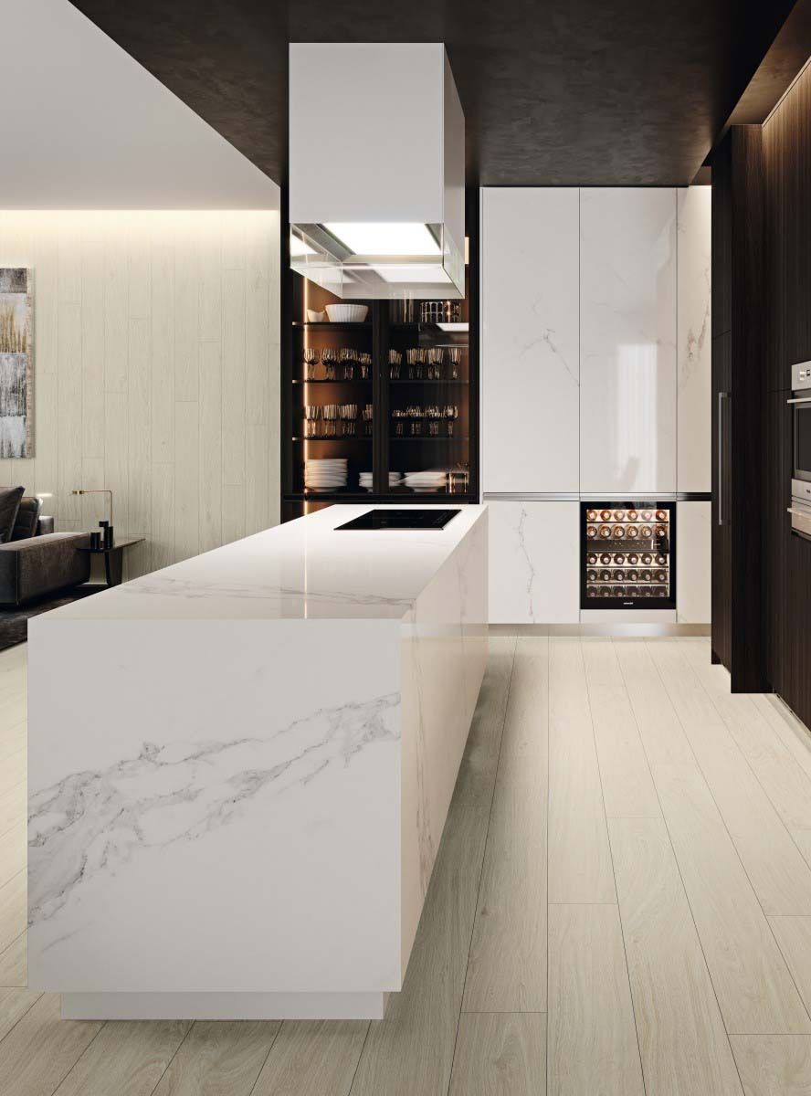 Cocina blanca moderna con isla de mármol, enfriador de vinos y electrodomésticos empotrados.