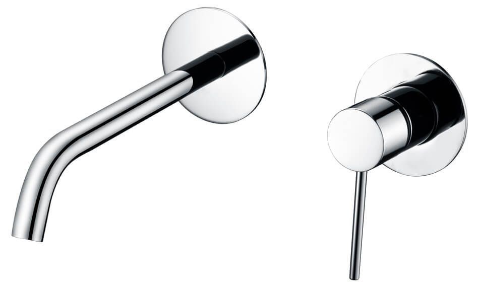 Grifo de pared cromado con manija. Placas traseras redondas con detalles en negro y una sola palanca.