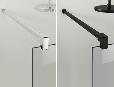 Dos barras soporte para cristal de ducha: cromada y negra, fijadas a la pared, sujetando el cristal de la ducha.