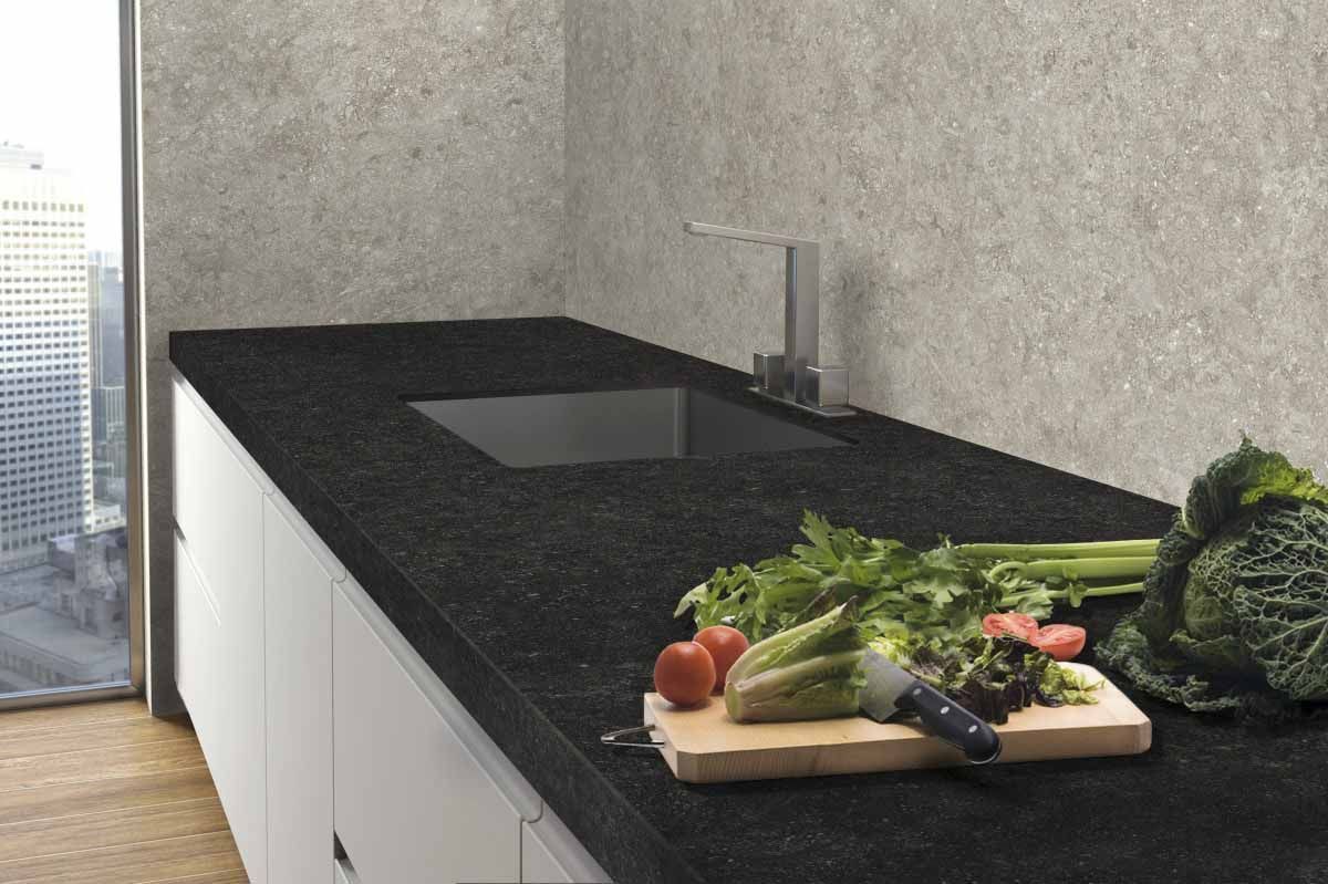 Encimera de cocina con verduras y tabla de cortar, fregadero y grifo.