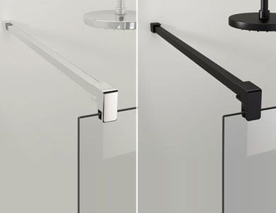Comparación de un brazo de ducha plateado y negro, montado en una pared sobre un panel de vidrio.