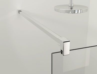 Brazo de ducha cromado con parte superior plana, fijado a una pared blanca y puerta de ducha de vidrio.