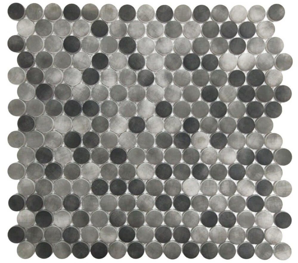 Lámina de mosaico con mezcla de piezas circulares de color gris oscuro y claro.