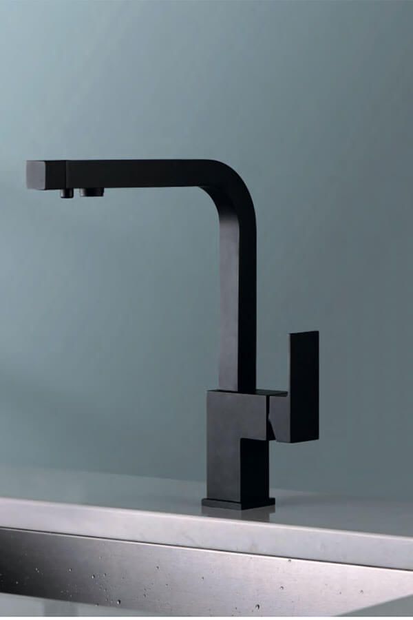 Grifo de cocina moderno negro con diseño cuadrado.