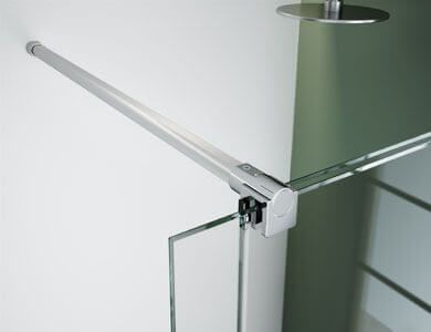 Brazo de puerta de ducha cromado con herrajes de conexión, montado en una pared blanca.