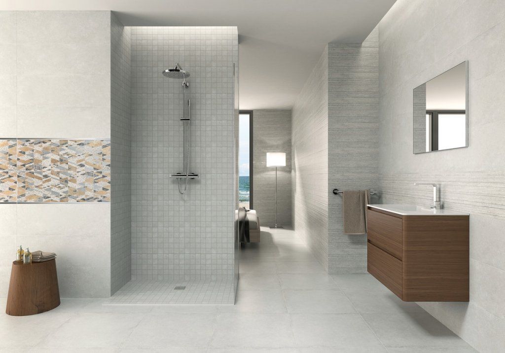 Baño blanco moderno con ducha, tocador de madera y detalles de mosaico.