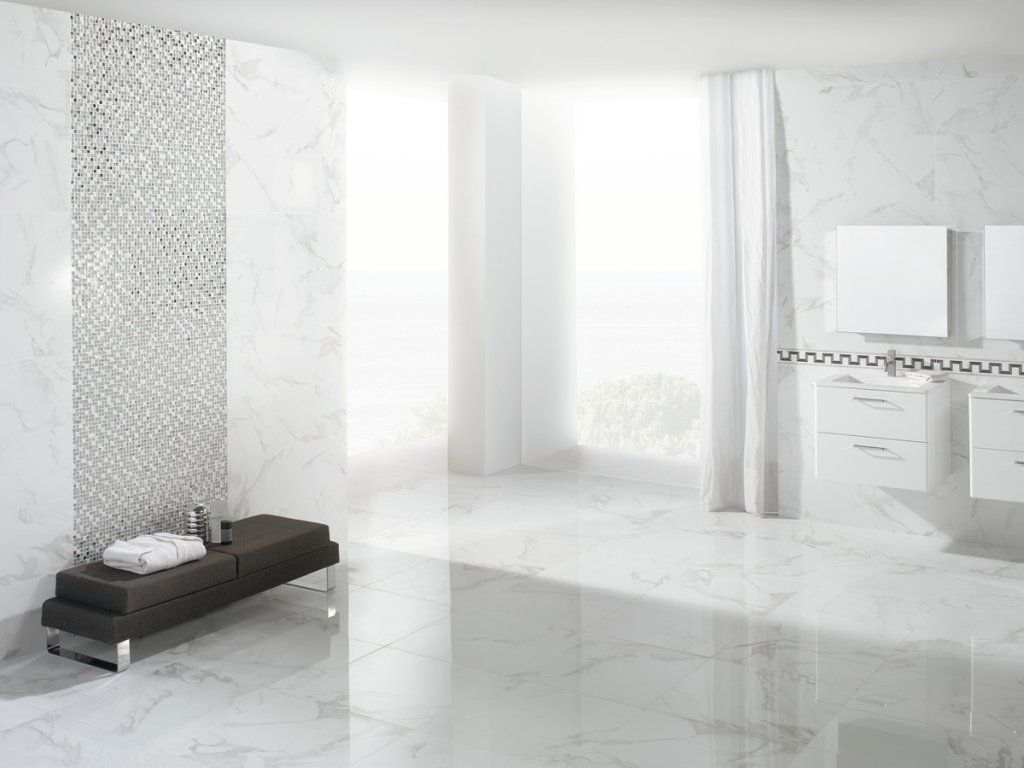 Baño blanco minimalista y luminoso con pisos de mármol y pared con acento de mosaico; ventana grande.