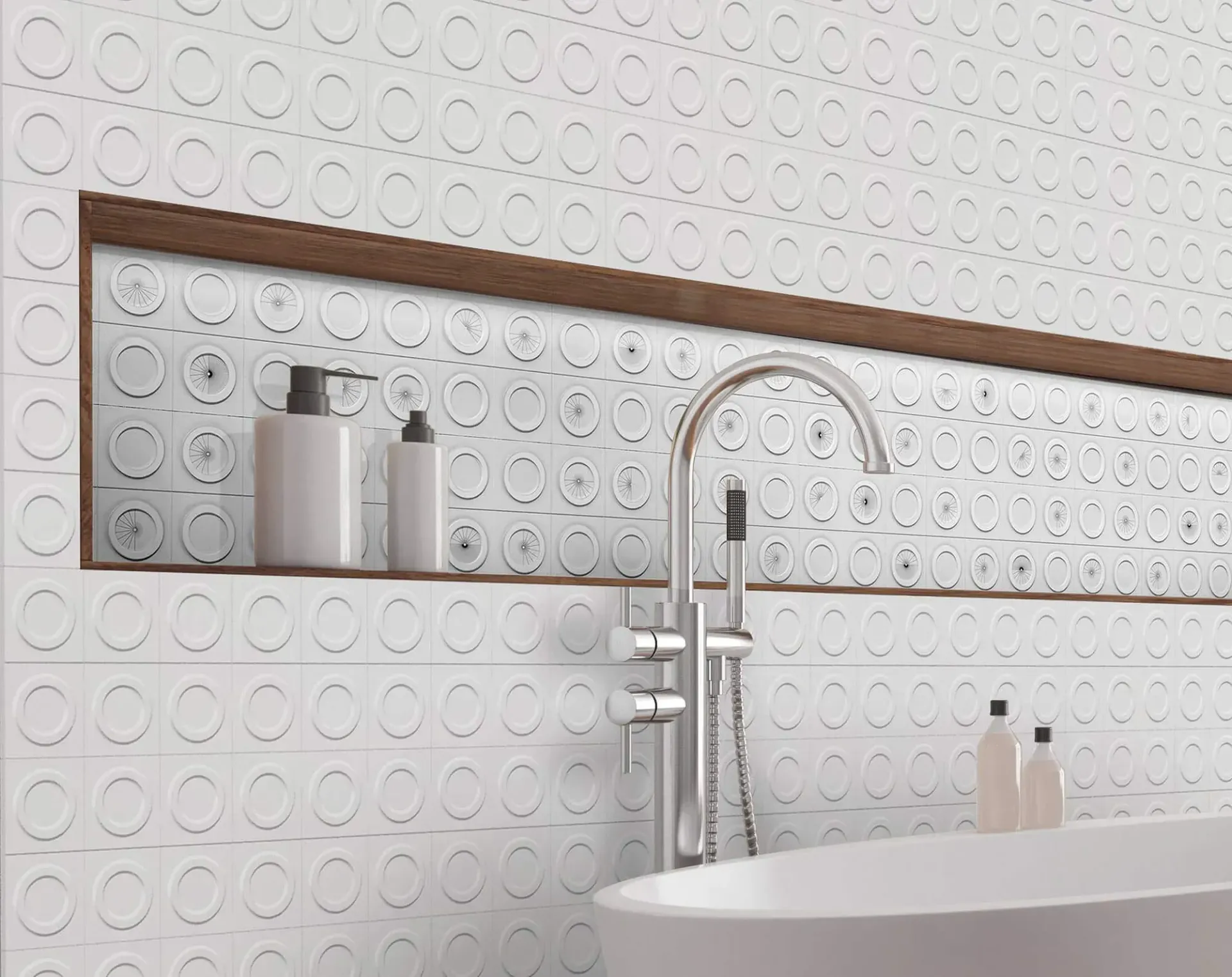 Pared de baño blanca con un estante empotrado que contiene artículos de tocador, encima de una bañera.