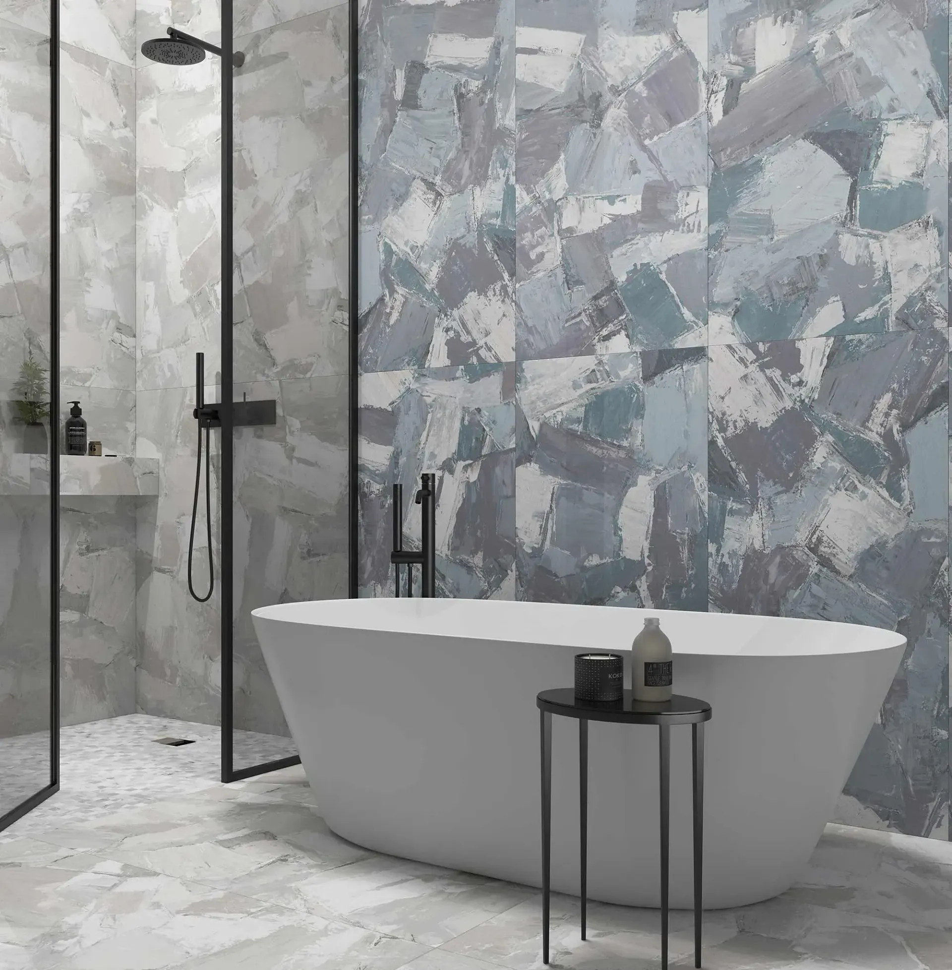 Baño con bañera blanca, ducha a ras de suelo y azulejos texturizados de color azul y gris.