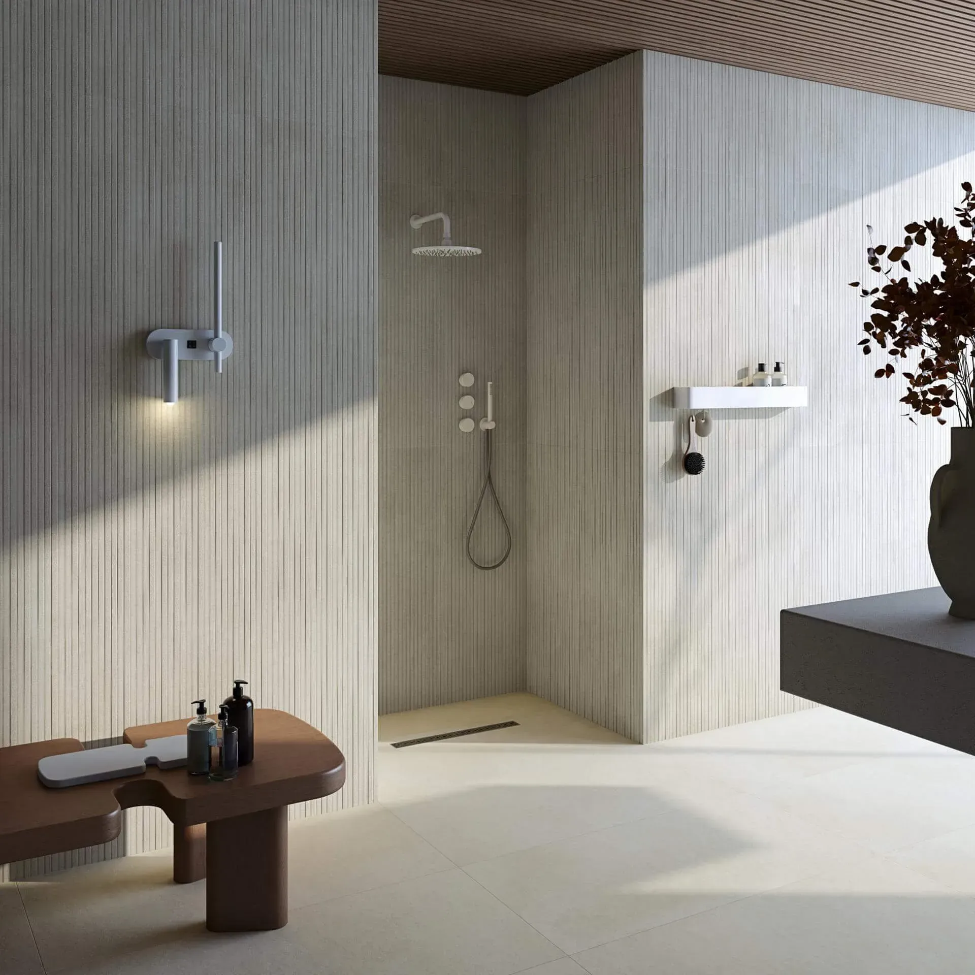 Baño moderno con ducha, paneles verticales de color beige claro y una mesa auxiliar de madera.