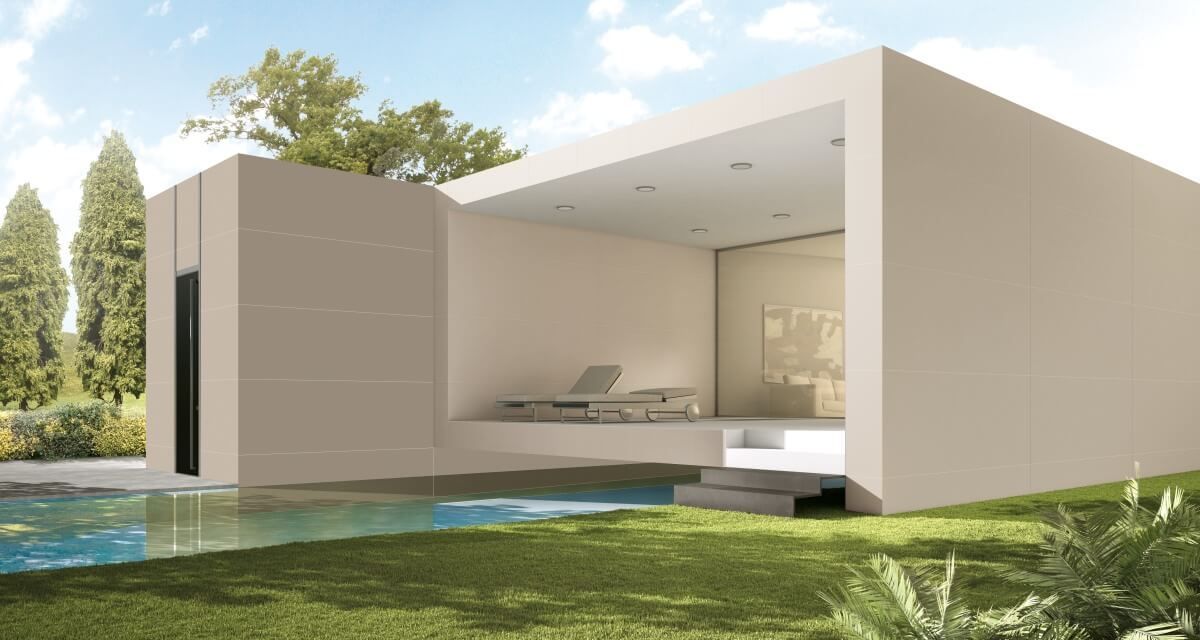 Edificio moderno de color beige con piscina, espacio al aire libre con asientos y entorno ajardinado.