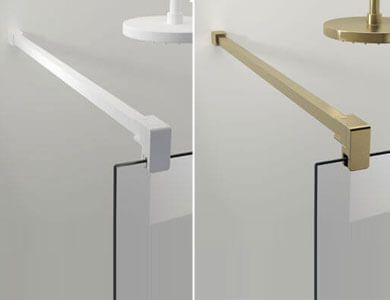Dos soportes para puerta de ducha, blanco y dorado, montados en la pared y que se extienden sobre el panel de ducha de vidrio.