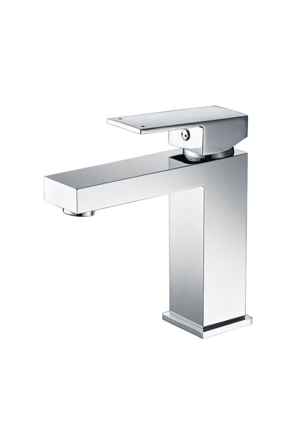 Grifo de baño moderno cromado con caño rectangular y manija sobre base cuadrada.