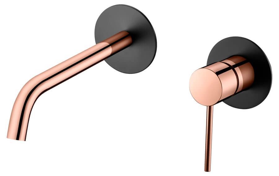 Grifo y palanca de pared en color cobre con placas circulares negras.