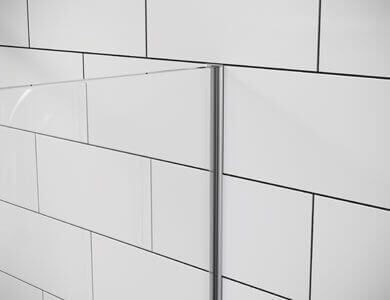 Pared de azulejos de metro blancos con una pieza de esquina de metal.