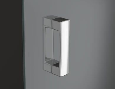 Tirador de puerta de armario en color plata brillante, rectangular, con centro hueco, sobre superficie gris.