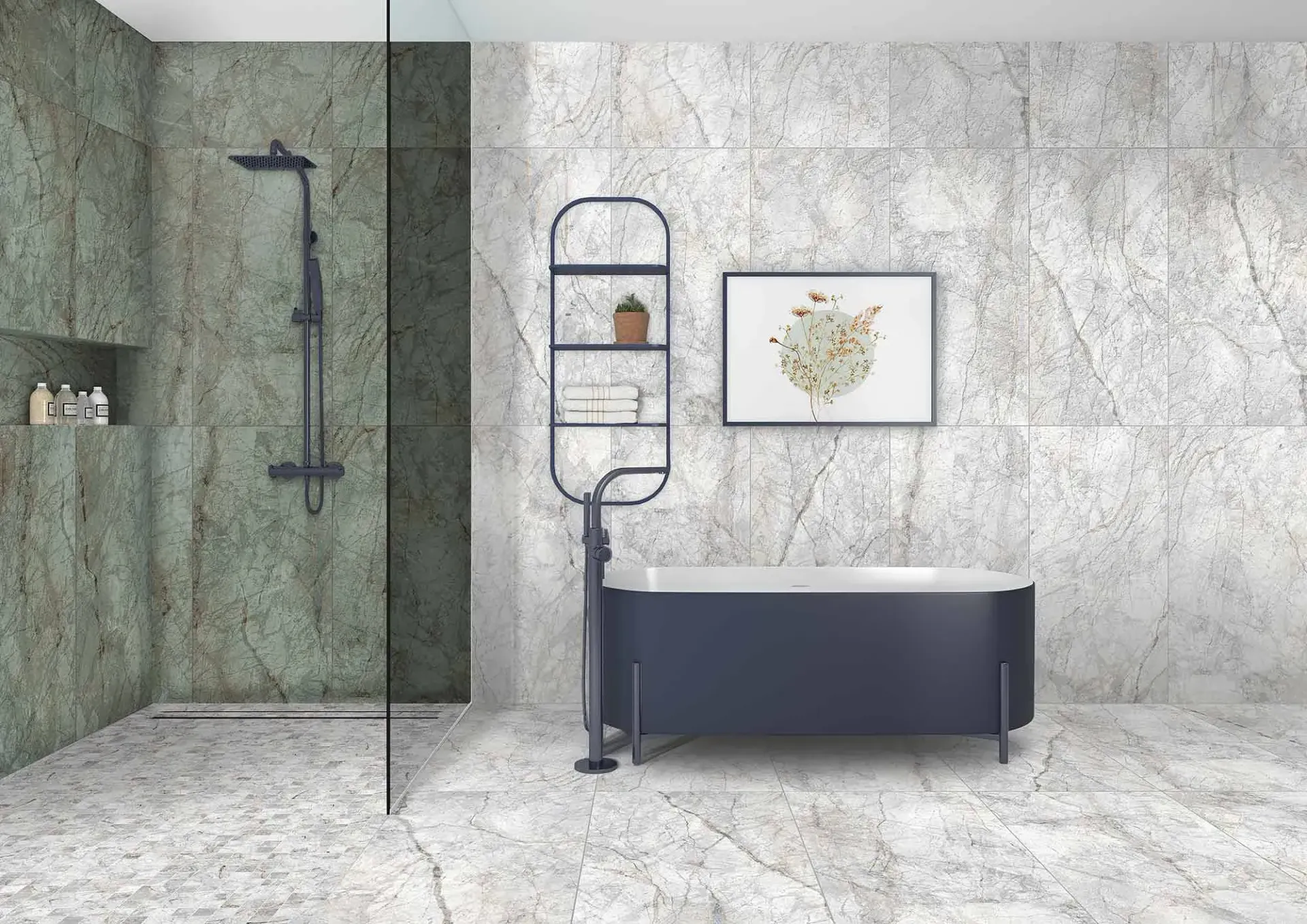 Baño moderno con paredes de mármol, ducha a ras de suelo, bañera azul oscuro y estante de metal.