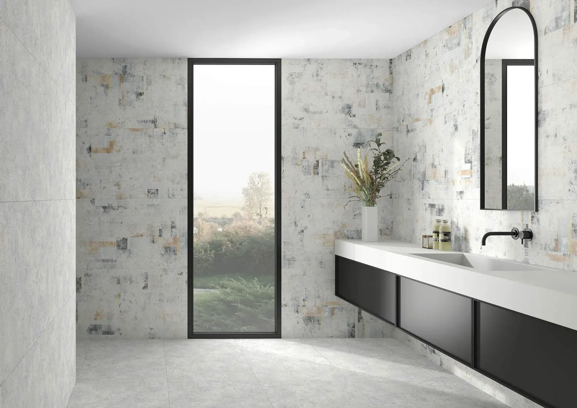 Baño moderno con paredes estampadas, ventana con marco negro, tocador flotante y espejo arqueado.
