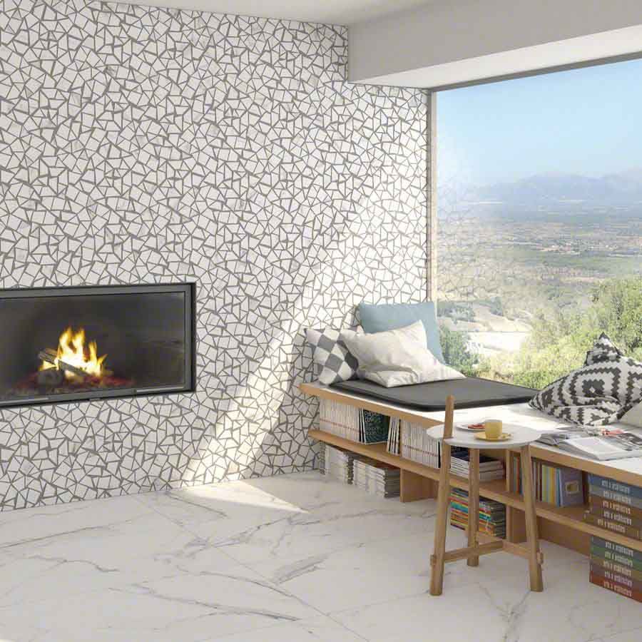 Habitación con chimenea, asiento incorporado junto a la ventana, pared de azulejos, piso y vista a un paisaje.