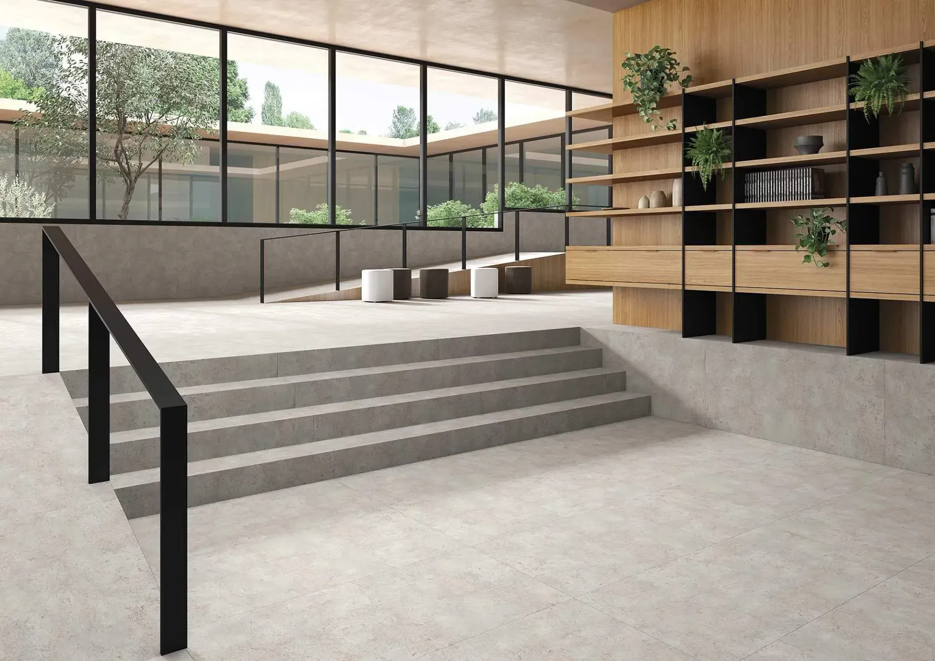 Interior moderno con escalones, barandilla negra, estantes de madera, grandes ventanales con vista al área exterior.