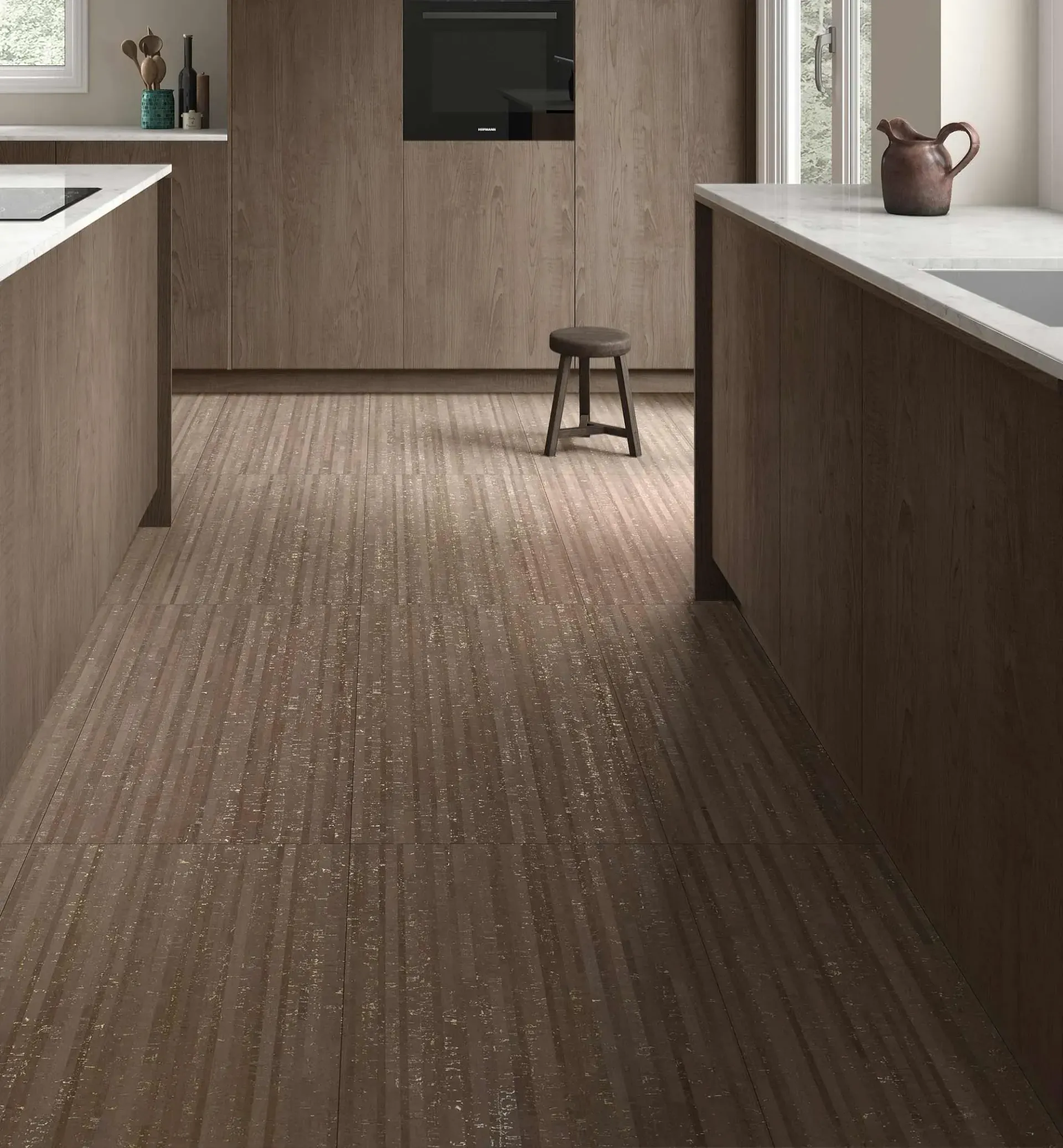 Cocina moderna con gabinetes con apariencia de madera, piso moteado, isla y taburete.