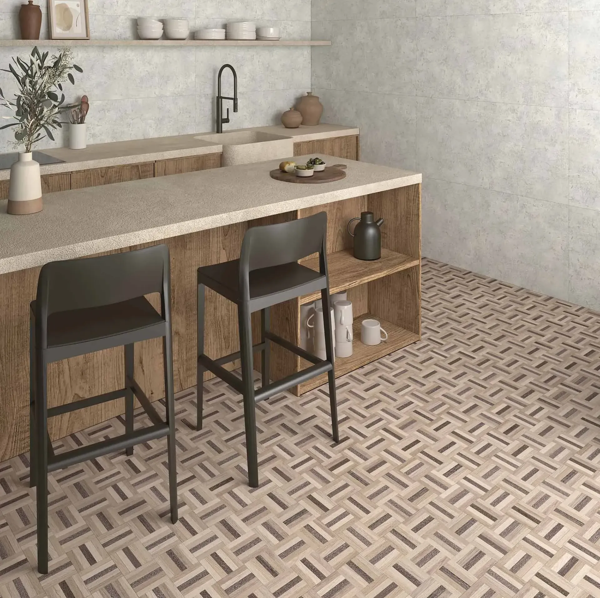 Cocina con isla de madera, taburetes y piso de baldosas estampadas; tonos neutros claros y oscuros.