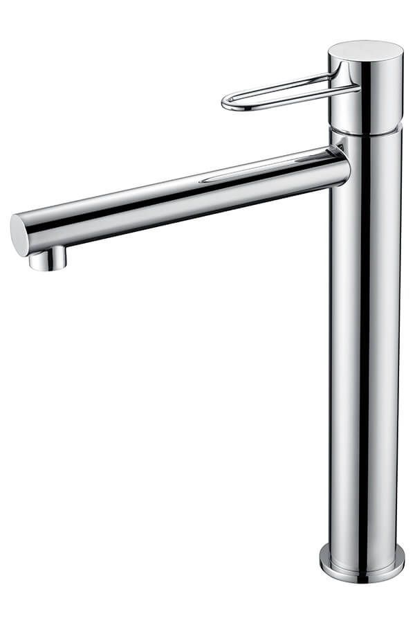 Grifo cromado con base alta y cilíndrica y caño largo y horizontal; una manija en forma de bucle se encuentra en la parte superior de la base.
