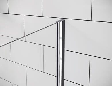 Panel de puerta de ducha de vidrio transparente fijado a una pared de azulejos blancos.