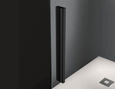 Marco de puerta de ducha negro contra una pared gris oscuro, cerca de un piso de ducha blanco.