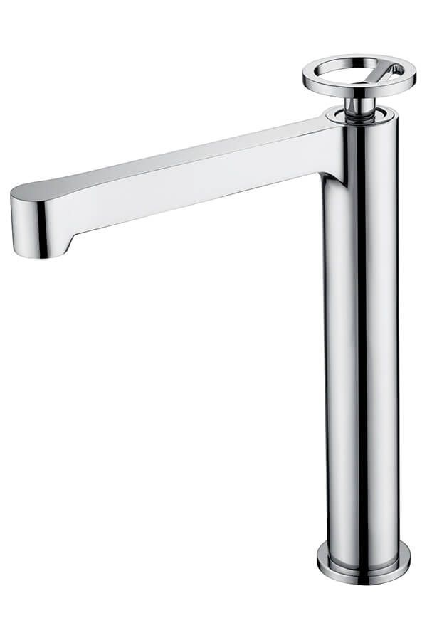 Grifo alto cromado con manija redonda y caño rectangular.