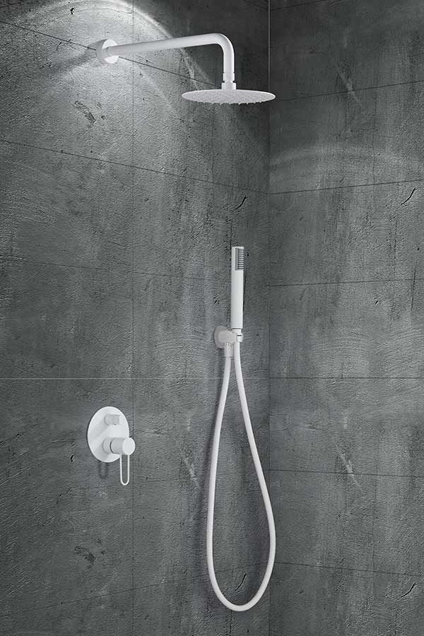 Accesorios de ducha blancos contra una pared con textura gris: cabezal de ducha de lluvia, ducha de mano y válvula de control.