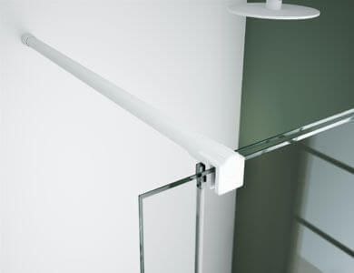 Barra de ducha plateada unida a pared blanca y panel de ducha de vidrio.