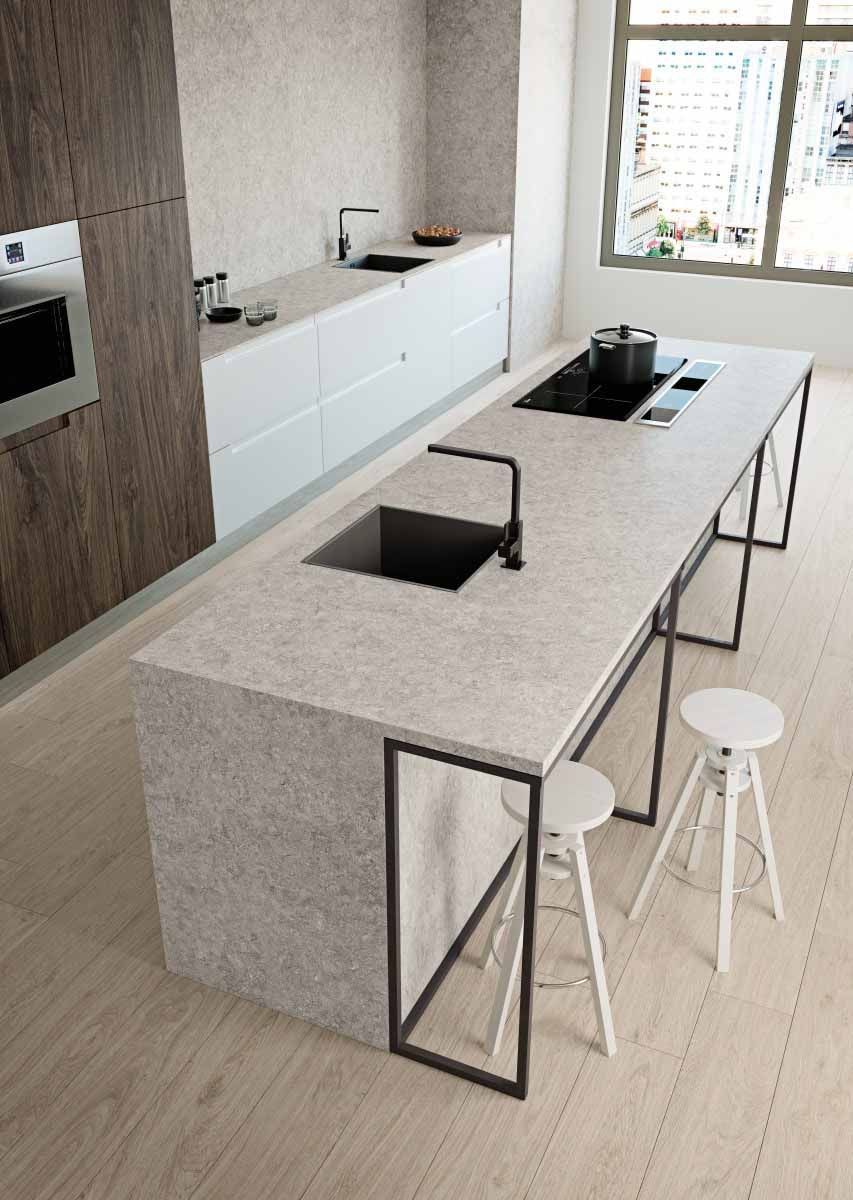 Cocina moderna con isla gris, grifería negra y armarios de madera. Taburetes blancos.