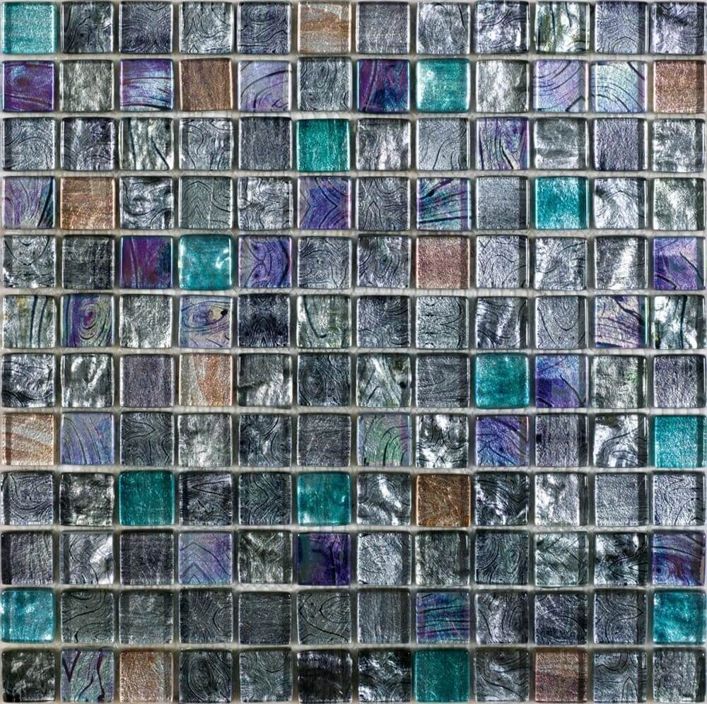 Azulejos de mosaico iridiscentes en colores plata, verde azulado, morado y cobre.