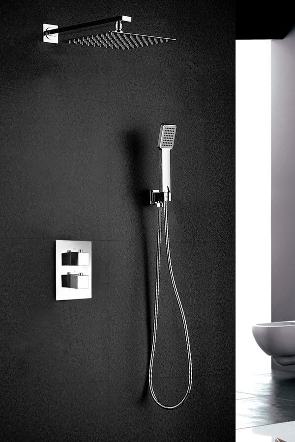 Sistema de ducha cromado sobre pared oscura. Incluye cabezal de ducha de lluvia y ducha de mano.