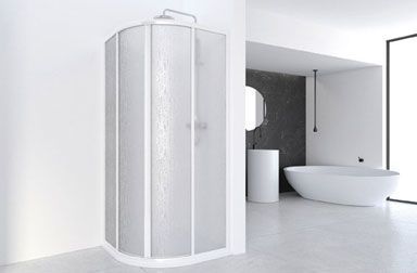 Baño moderno con paredes blancas, cabina de ducha, bañera y lavabo.