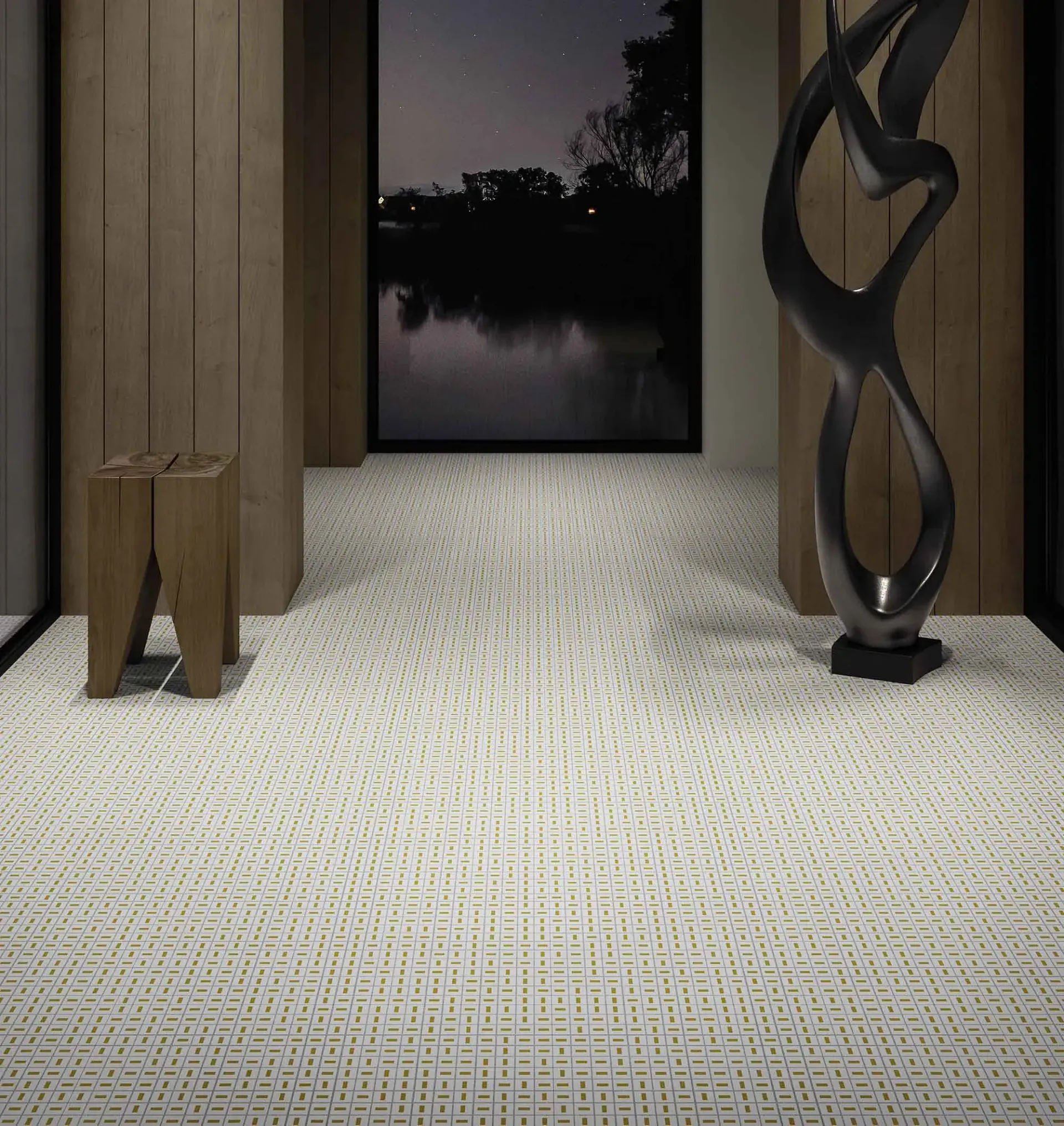 Pasillo con suelo texturizado de color blanquecino, pilares de madera, obras de arte y una escultura abstracta oscura.