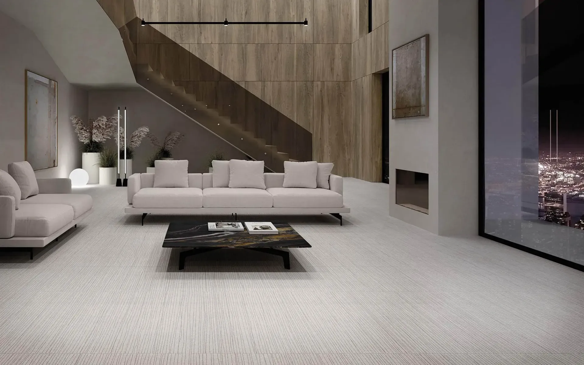 Moderna sala de estar con sofá de color claro, mesa de café y escalera; gran ventanal que muestra las luces de la ciudad.