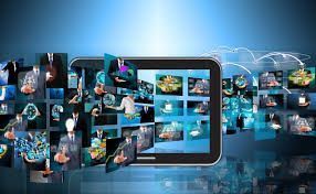 Tableta que muestra múltiples imágenes, rodeadas de líneas brillantes y fondo azul.