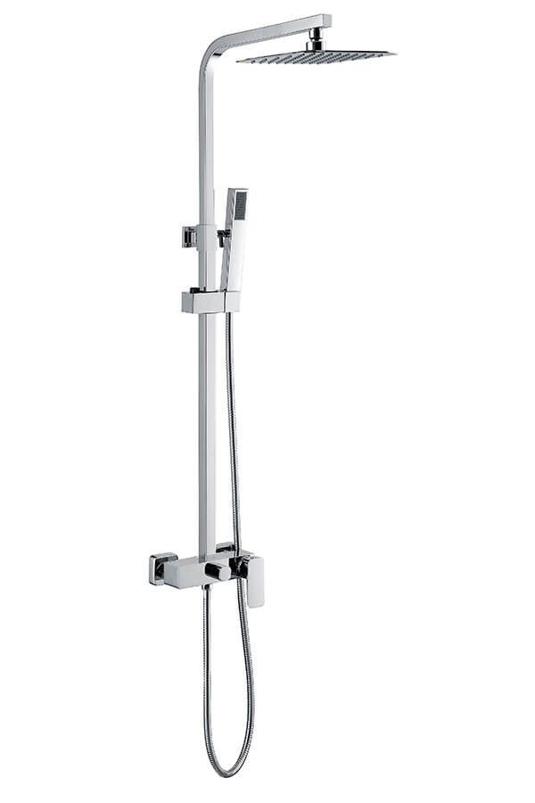 Sistema de ducha cromado con cabezal cuadrado y rociador de mano.