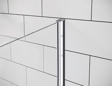 Panel de puerta de ducha de vidrio con borde de metal contra una pared de azulejos blancos.