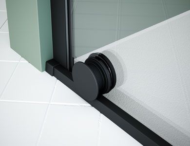 Herrajes para puertas corredizas de color negro sobre pared blanca, esquina con pared verde claro y azulejos blancos.