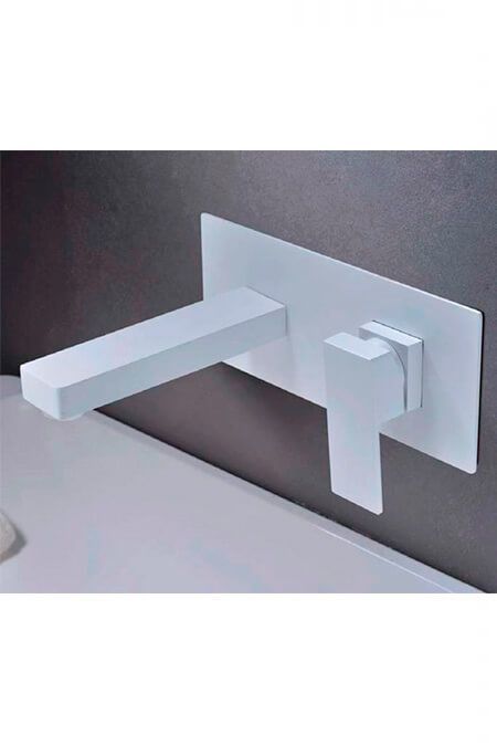Grifo de pared moderno blanco sobre un lavabo blanco.